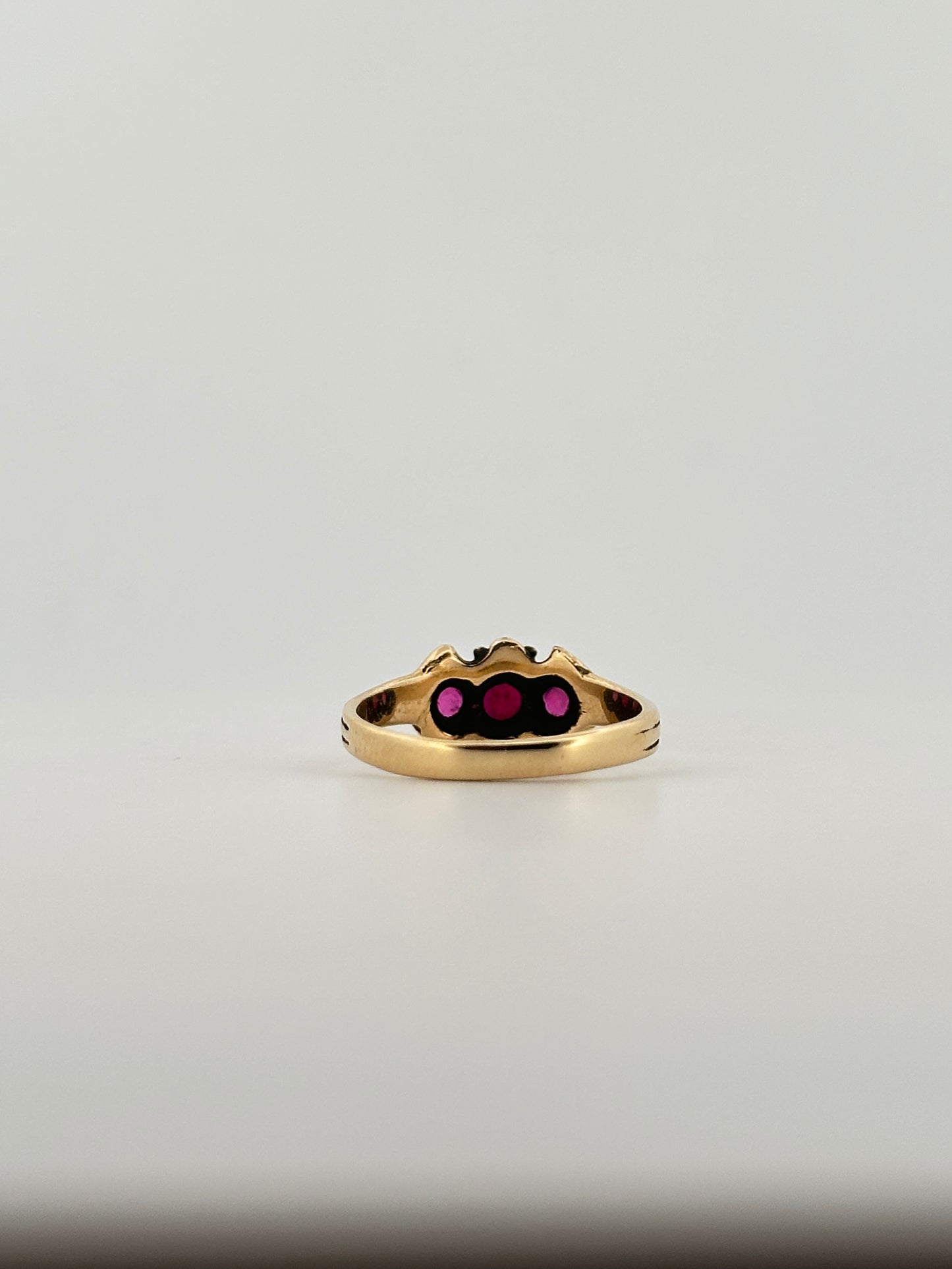 Antique Victorian Ruby ring in 14k yellow gold