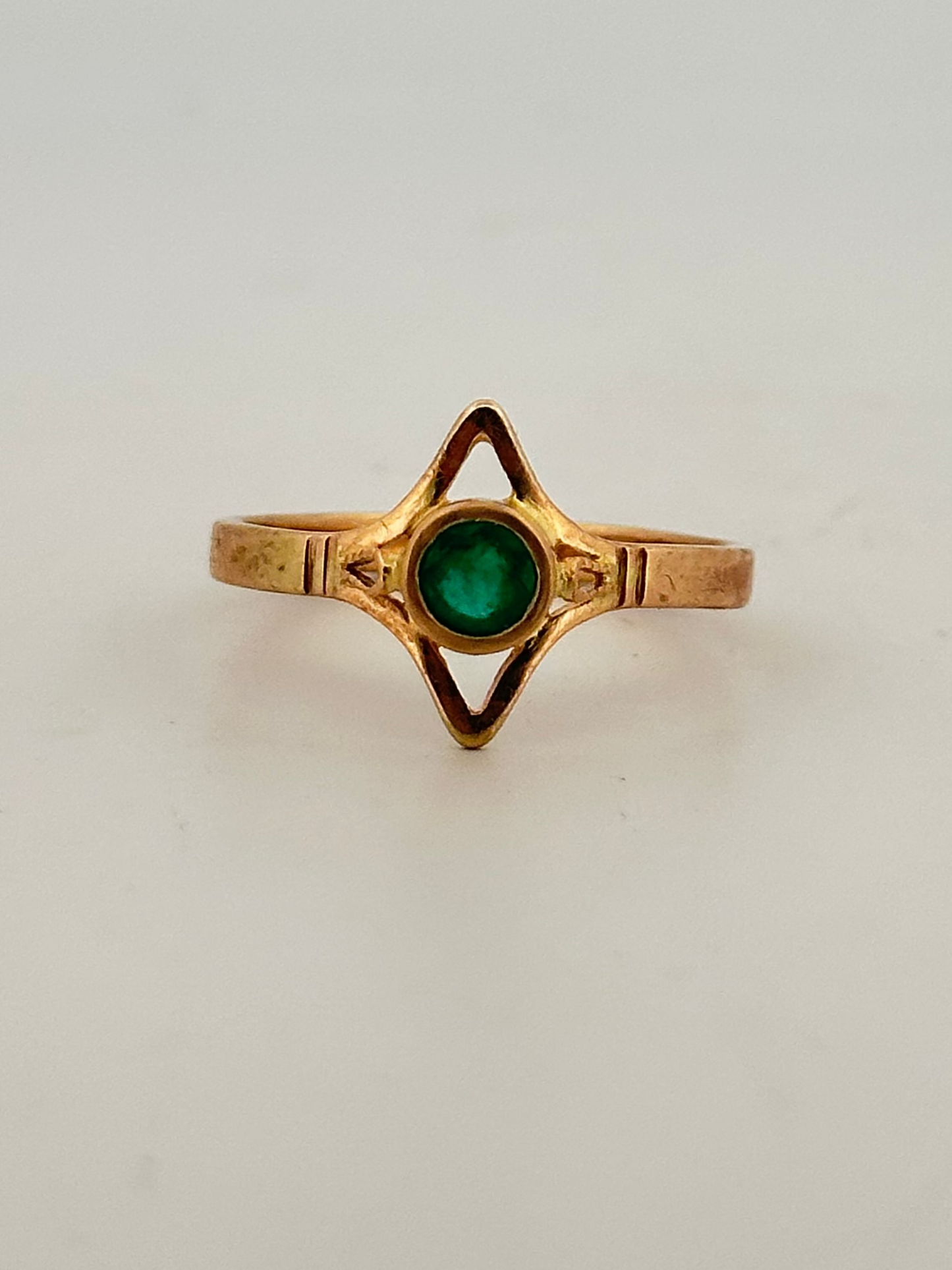 Antique Victorian emerald solitiaire in 18k yellow gold