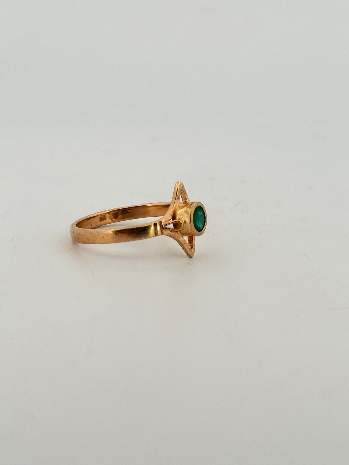 Antique Victorian emerald solitiaire in 18k yellow gold