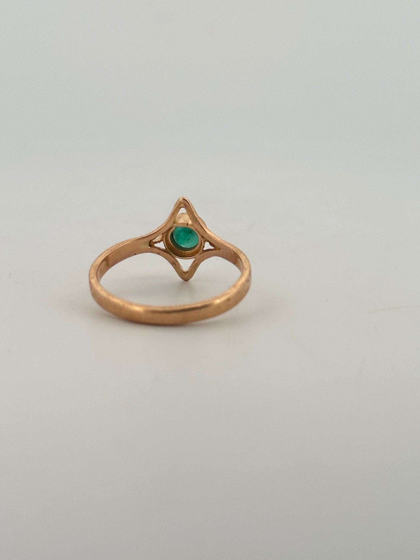 Antique Victorian emerald solitiaire in 18k yellow gold
