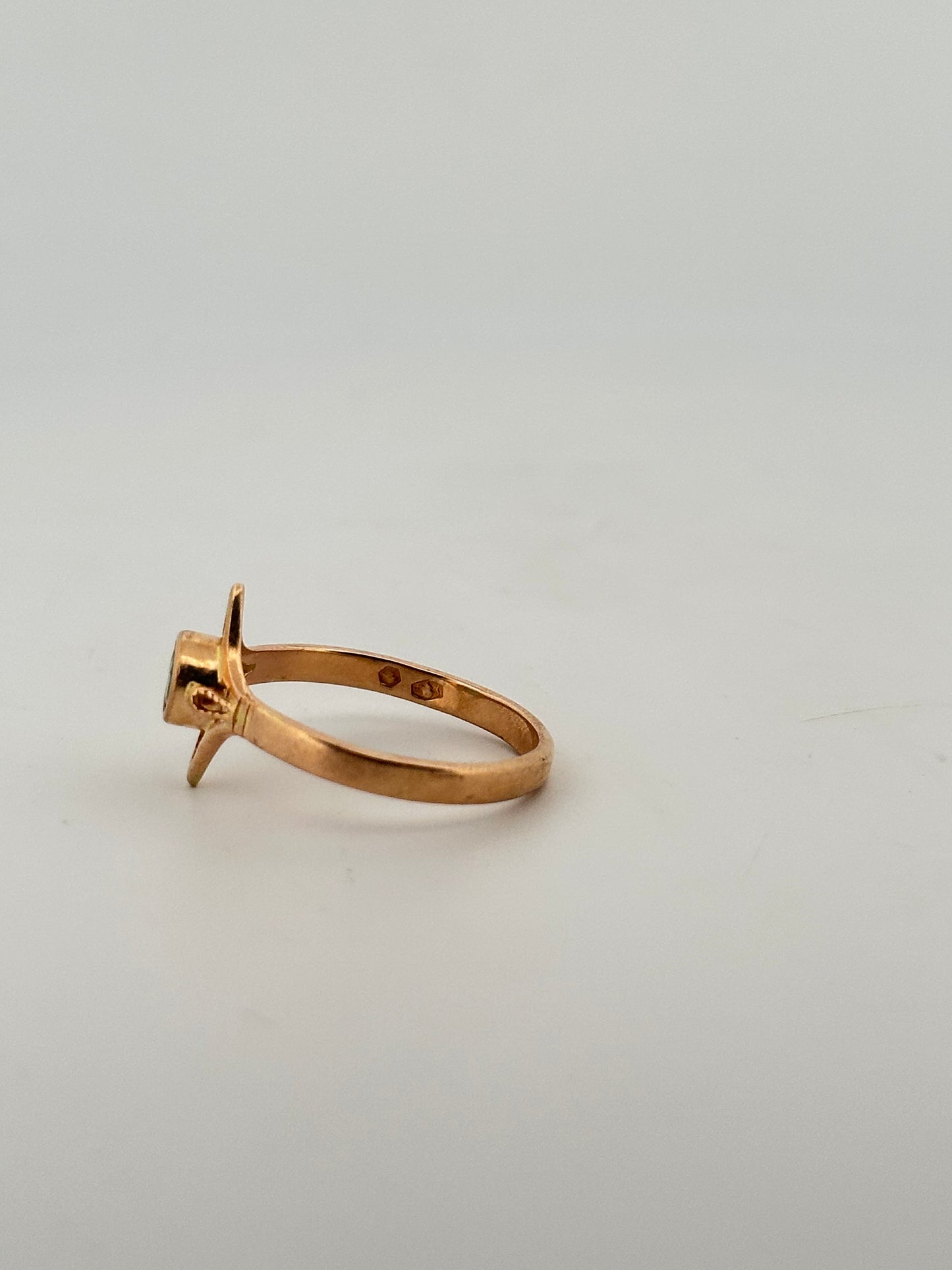 Antique Victorian emerald solitiaire in 18k yellow gold