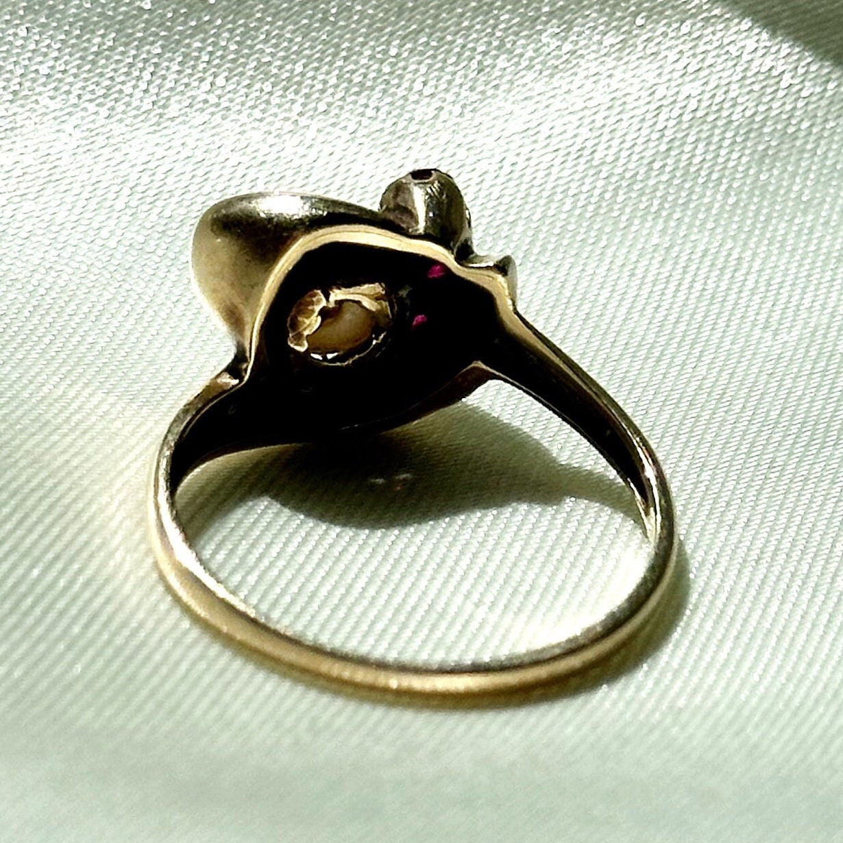 Vintage Pearl statement Ring - freshwater Pearl and Ruby 10k gold ring