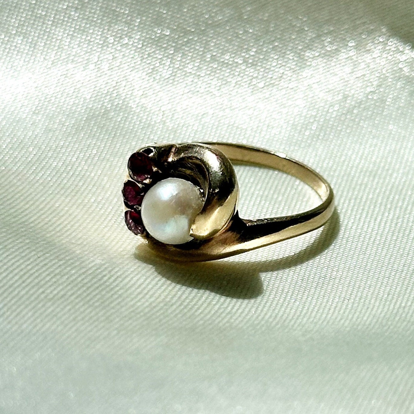 Vintage Pearl statement Ring - freshwater Pearl and Ruby 10k gold ring