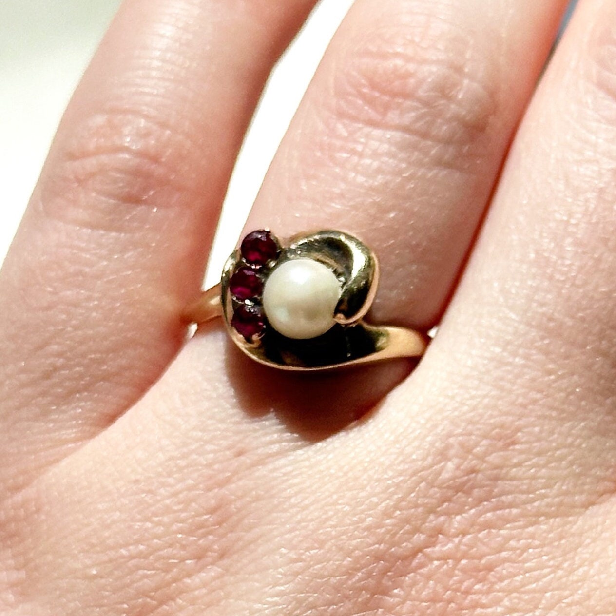 Vintage Pearl statement Ring - freshwater Pearl and Ruby 10k gold ring