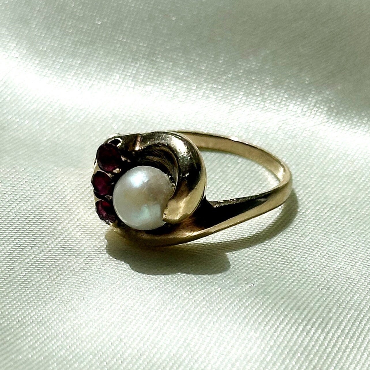 Vintage Pearl statement Ring - freshwater Pearl and Ruby 10k gold ring