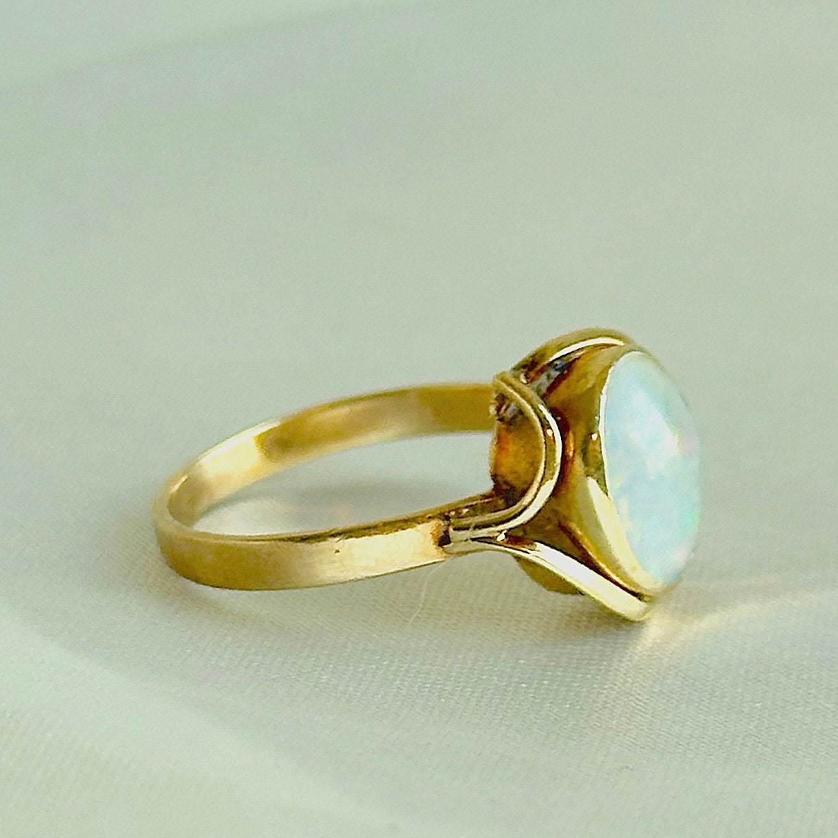 vintage 10k solid yellow gold opal cabochon ring